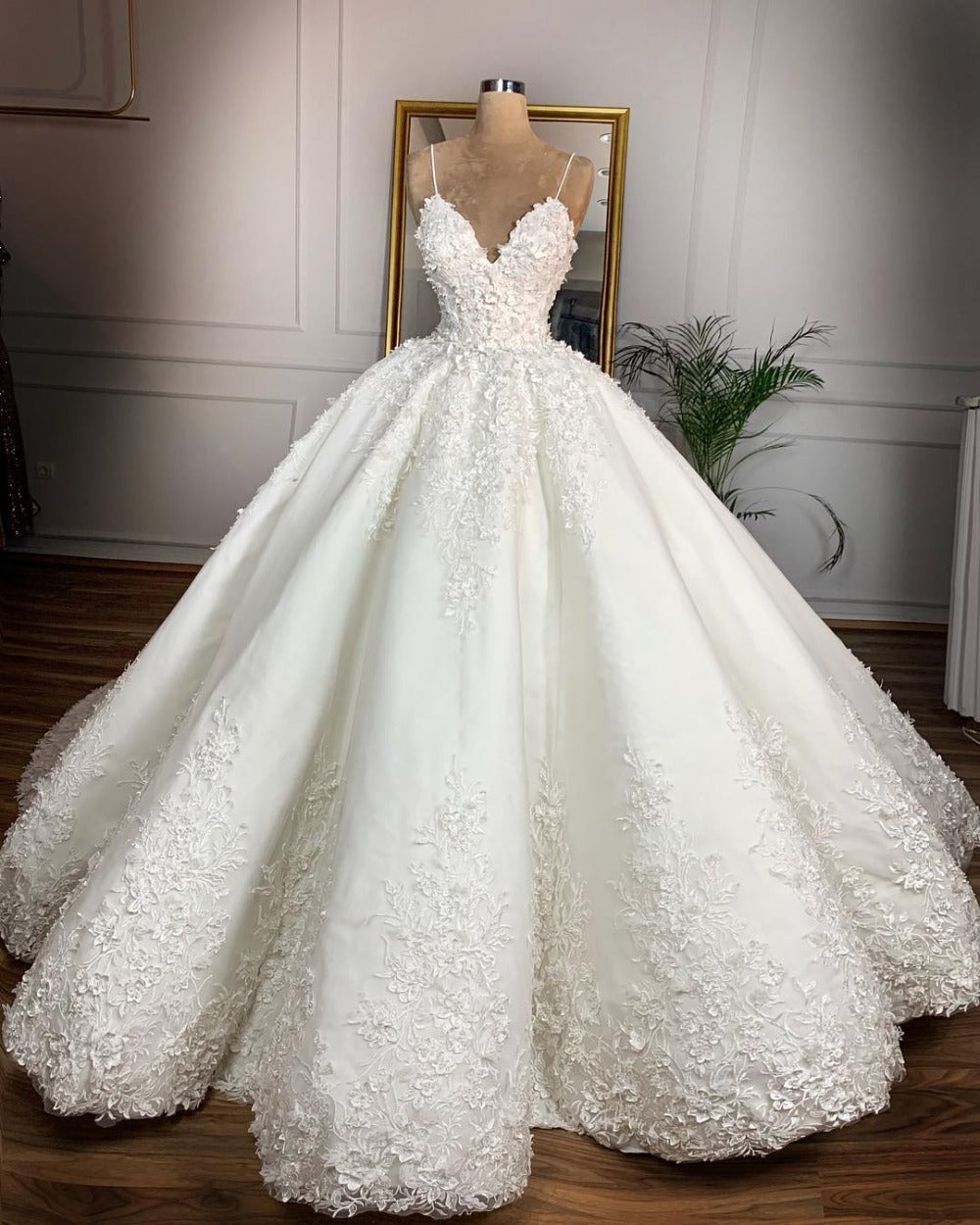 Deep V-neck Sexy Lace Floor-length Wedding Dress Romantic Aura Dignified Wedding Banquet Welcome 2024 New Spring